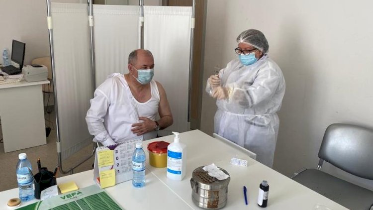    Suraxanının icra başçısı COVİD-19 əleyhinə peyvənd olundu   