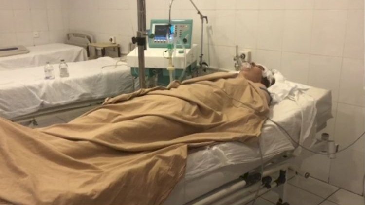    Güclü külək zamanı qadının başına dam örtüyü düşdü   