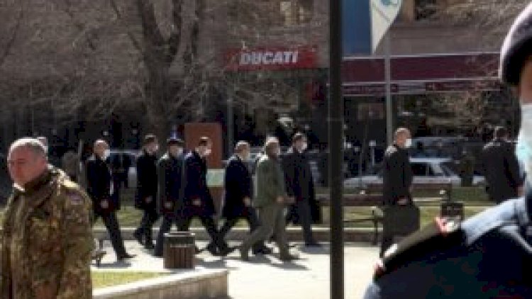    Paşinyan onu gözləyən etirazçıları aldatdı   