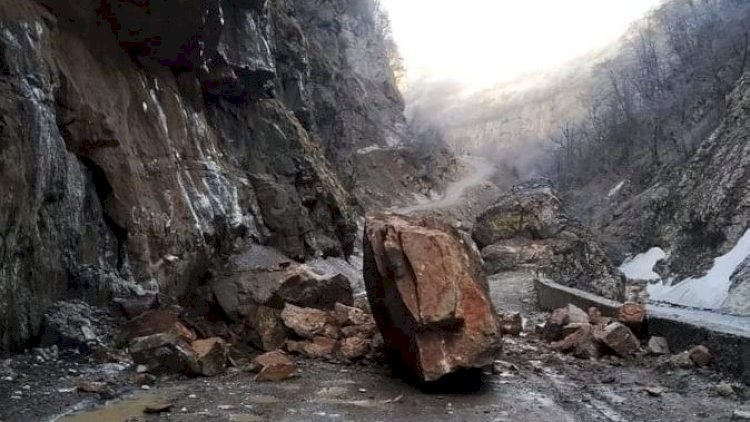    Quba-Xınalıq yolunda iri qaya parçası dağdan qoparaq yolun hərəkət hissəsinə düşdü   