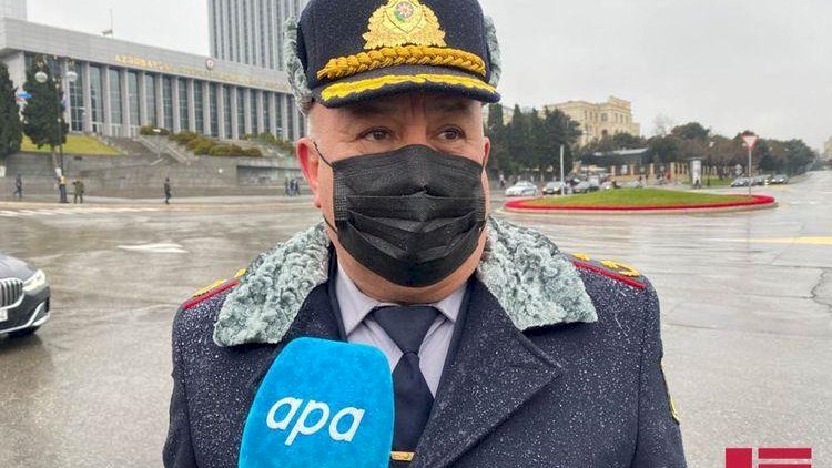    Vaqif Əsədov maşından küçəyə zibil atanlardan danışdı   