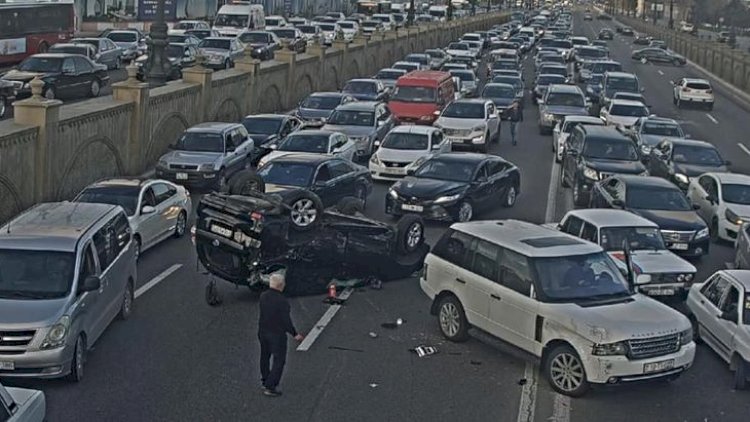    Heydər Əliyev prospektində ağır yol qəzası:   Hərəkət məhdudlaşdırıldı