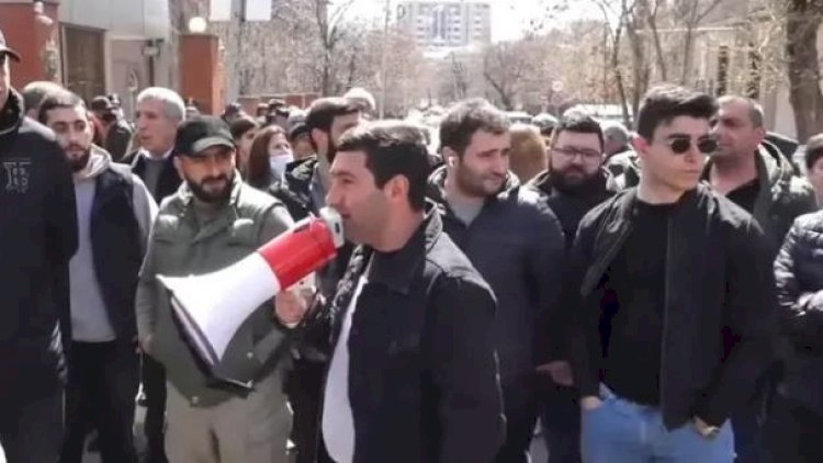    Ermənistanda Türkiyə bayrağı yandırıldı   