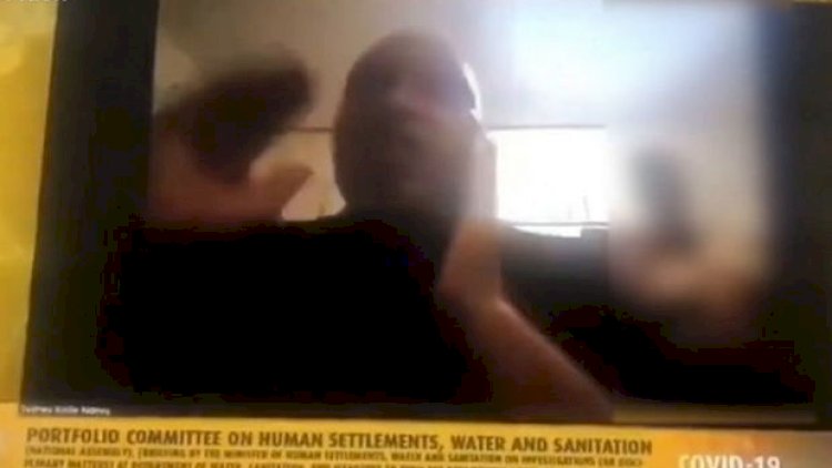    Onlayn konfrans zamanı məmurun arvadı kameralarda çılpaq göründü - Video   