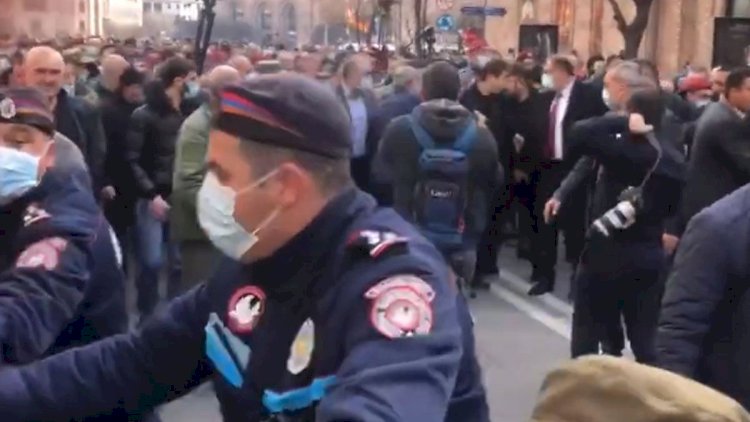    Ermənistanda qadınlar aksiya keçirir -   Saxlanılanlar var