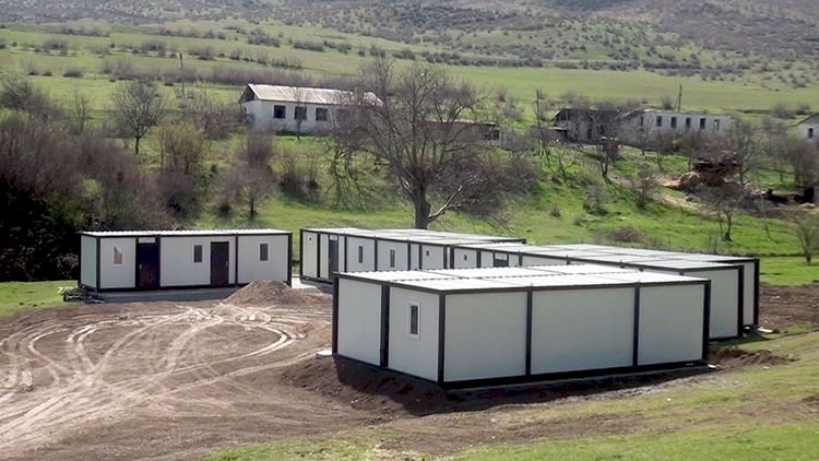    Azad olunmuş ərazilərdə modul tipli yataqxanalar quraşdırılır   - Video