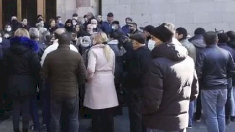    Yerevanda əsgər yaxınları Müdafiə Nazirliyinə hücum etdi   