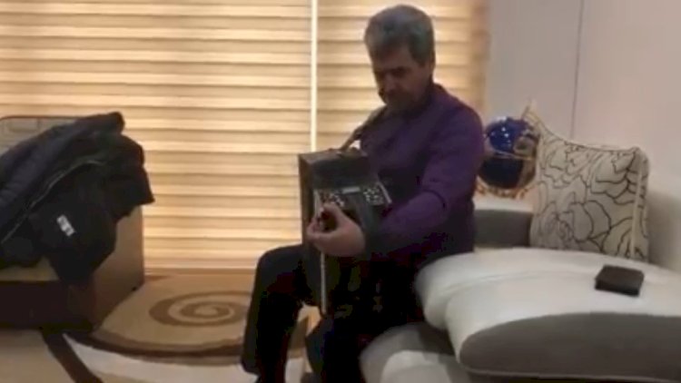   Keçmiş polis rəisi qarmon çaldı -   Video