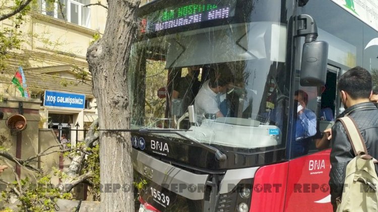    Bakıda qəza -   “BakuBus”ın avtobusu ağaca çırpıldı