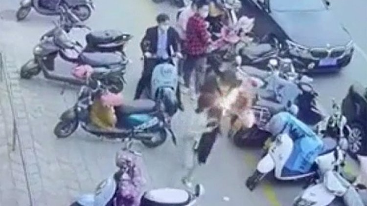    Dəhşət: Çantadakı telefon bomba kimi partladı   