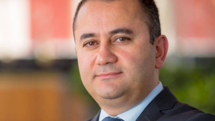    Nazir müşaviri ictimai qınaqdan qorxdu –   Statusunu sildi