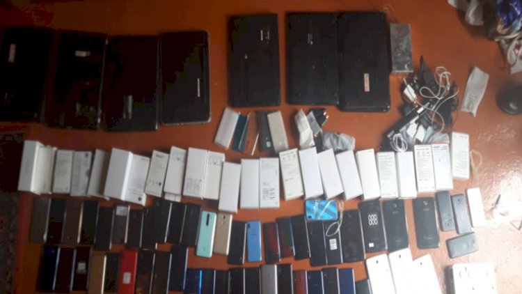    Mağazadan 91 telefon oğurlayan şəxslər tutuldu   
