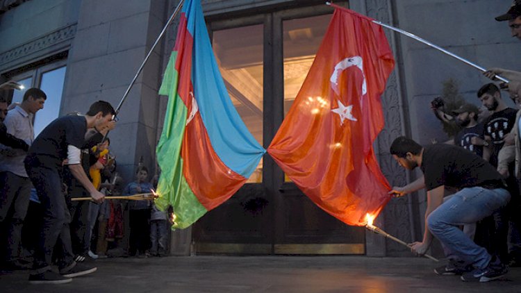    İrəvanda Azərbaycan və Türkiyə bayraqları yandırıldı - Fotolar   