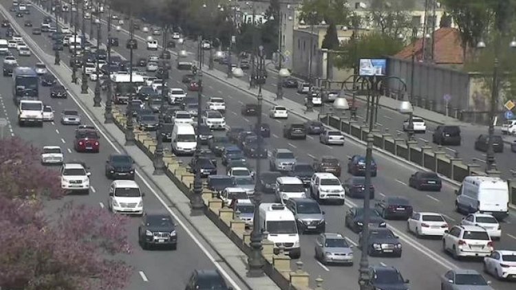    Bakının mərkəzində baş verən qəza böyük tıxaca səbəb oldu - Fotolar   