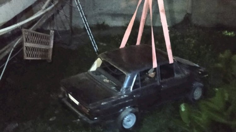    Şəkidə avtomobil çaya düşdü, sürücü xəsarət aldı - Fotolar   