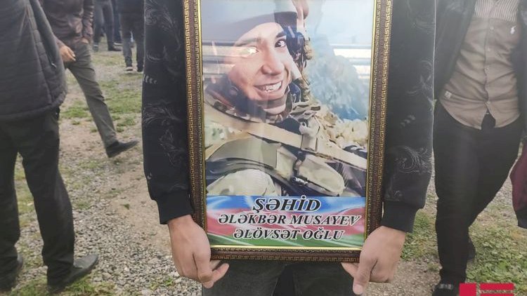    Vətən müharibəsində şəhid olmuş hərbçi ilə vida mərasimi keçirilir - Fotolar   