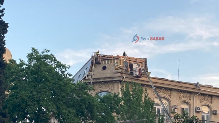    Paytaxtda tarixi binanın üzərində tikilən mansard sökülür - Fotolar   