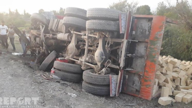    “KamAZ” yol kənarına aşdı, xəsarət alanlar var   
