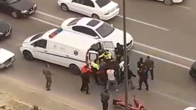    Bakıda külək motosikletçini avtomobilə çırpdı -   Video