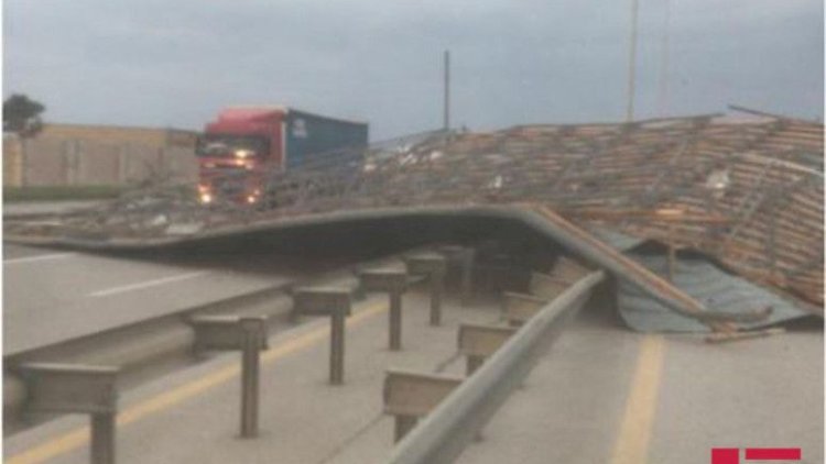    Güclü küləyin fəsadları: Bakı-Qazax yolu bağlandı   - Fotolar