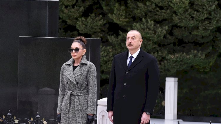    Prezident və birinci xanım Heydər Əliyevin məzarını ziyarət etdilər   