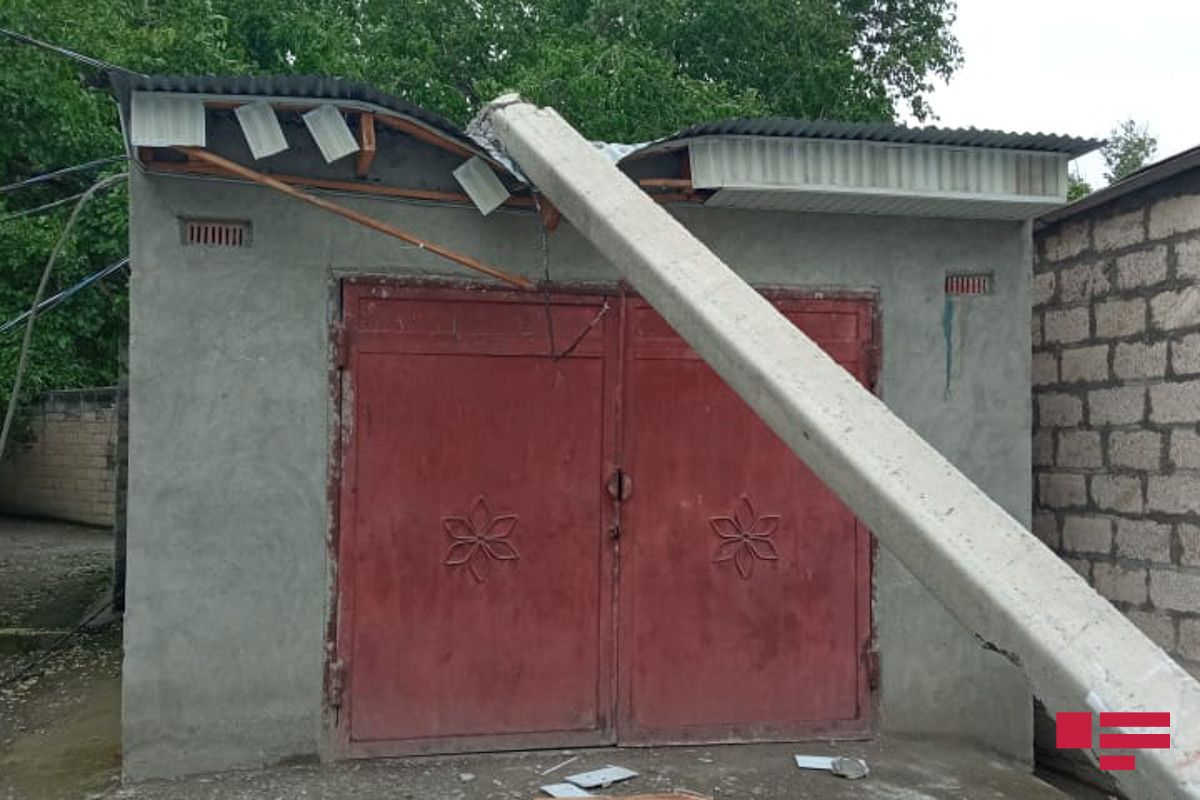 Külək şəhərin altını üstünə çevirdi: Ağaclar aşdı, evlər yararsız hala düşdü  - Fotolar