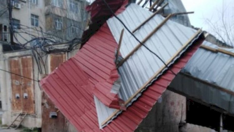    Bakıda külək binanın dam örtüyünü uçurdu   