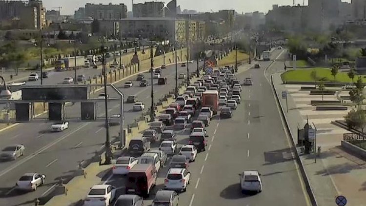    Bakıda əsas prospektlərin bir neçəsində hərəkət iflic oldu - Fotolar   