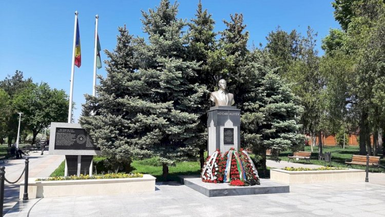    Heydər Əliyevin Belqrad və Buxarestdəki abidəsi ziyarət edildi - Fotolar   