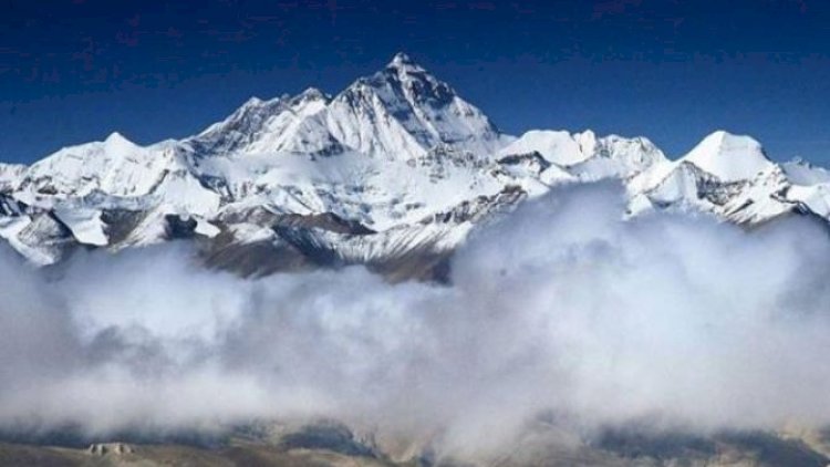    Everest zirvəsinə dırmaşan alpinistlər yorğunluq səbəbi ilə həyatını itirdi...   