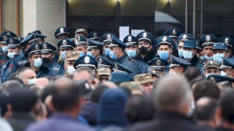    Ermənistanda etirazçılar Gümrü-Yerevan yolunu bağladılar   