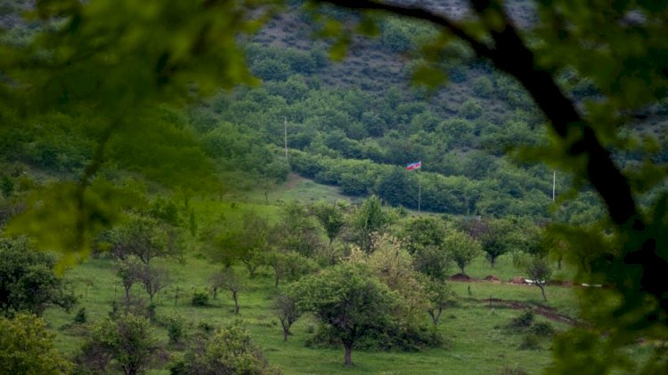    Azərbaycan əsgəri Xocavənddəki erməniləri “separatçı bayrağı”nı çıxarmağa məcbur etdi   