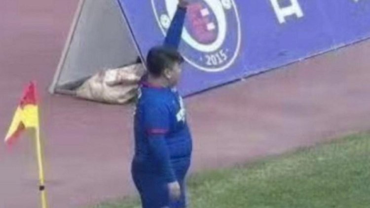    Komandanı aldı: 126 kilo çəksi olan oğlunu hücumçu etdi   