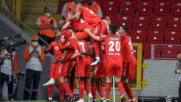    “Beşiktaş” mövsümü “Qızıl dubl”la başa vurdu   