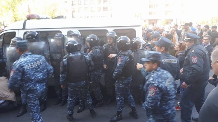   Yerevan polisi Paşinyanın əleyhdarlarını saxladı   