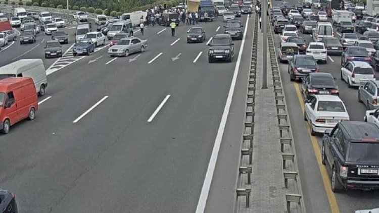    Sürücülərin nəzərinə: Bakıda qəza sıxlığa səbəb oldu -   FOTO