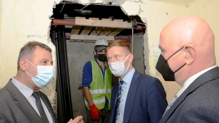    Alman mütəxəssislər paytaxtda yeni liftlərin quraşdırılması ilə tanış oldu - FOTO   