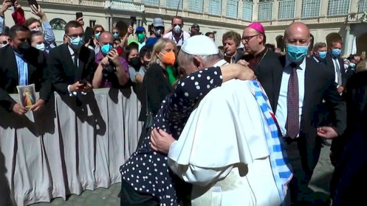    Roma Papası qadının döyməsini öpdü   