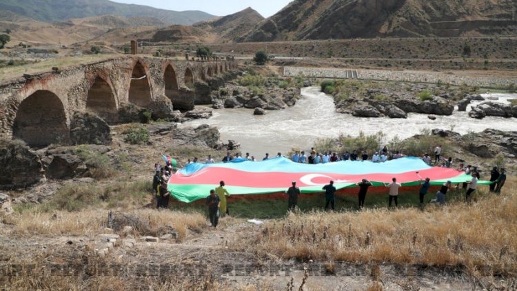    Xudafərində nəhəng bayraq açıldı - Fotolar   