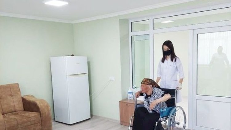    Gədəbəydə boğazından kəndirlə taxtaya bağlanan yaşlı qadın artıq dövlət nəzarətindədir - Fotolar   