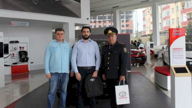    Polis polkovniki məşhur brendi təbliğ edirsə... - Fotolar   