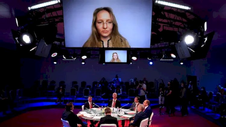    Putinin qızı konfransa qatıldı: Gözlər ona çevrildi   
