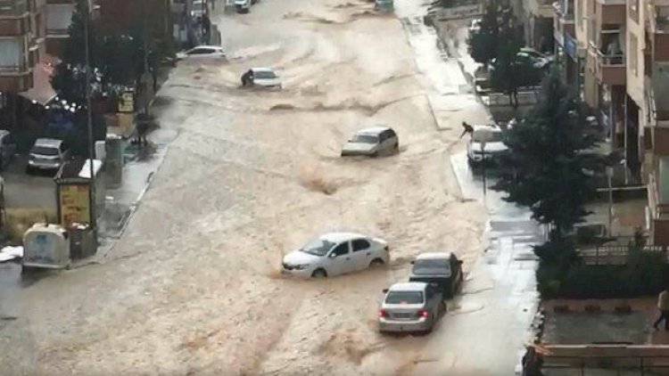    Ankaranı su basdı: Sel maşınları apardı   - Video