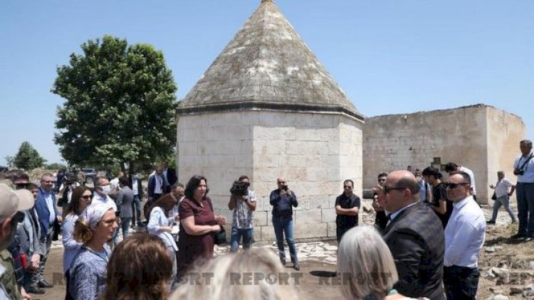    Xarici diplomatlar Ağdamda Xurşidbanu Natəvanın dağıdılmış məqbərəsi ilə tanış olublar - Fotolar   