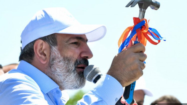    Paşinyan əlindəki çəkici yellədi: “Paslı mismarları özüm çıxaracam”   