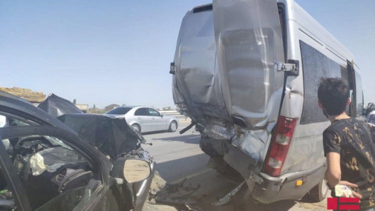    Bakıda mikroavtobus qəzaya uğradı, üç nəfər xəsarət aldı - Fotolar   