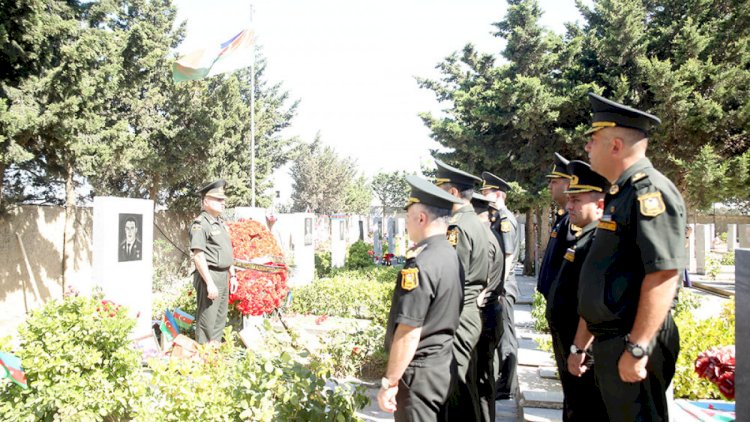    Müdafiə Nazirliyinin nümayəndə heyəti Milli Qəhrəman Mübariz İbrahimovun məzarını ziyarət etdi   