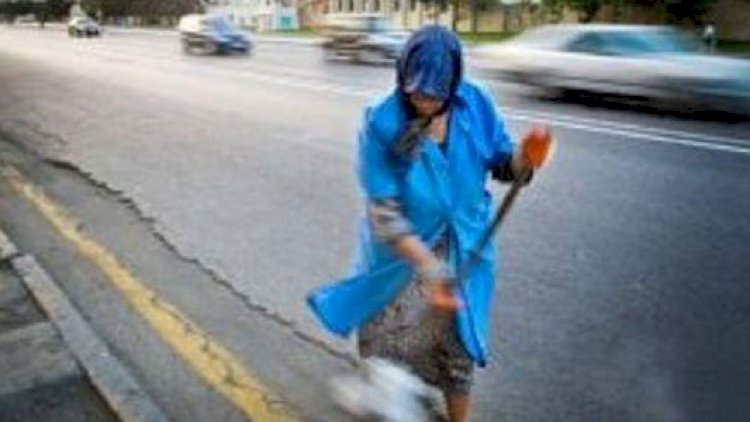    Bakıda süpürgəçi qadını avtomobil vurdu   