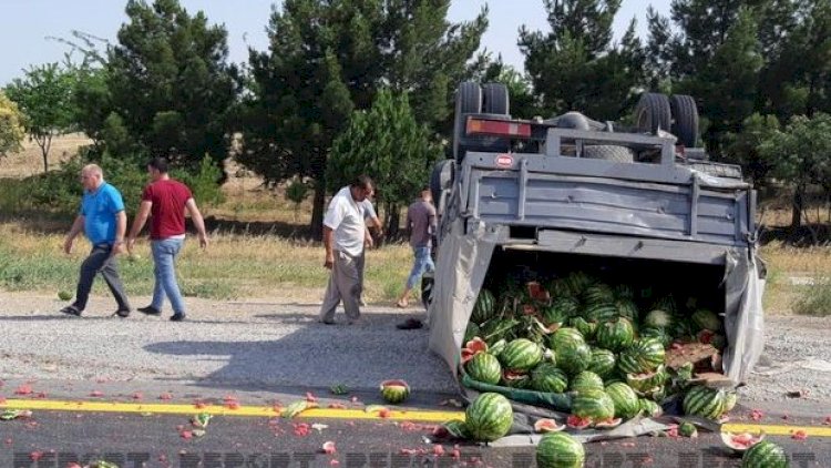    Yük daşıyan maşınlar toqquşdu, qarpızlar yola dağıldı - Fotolar   