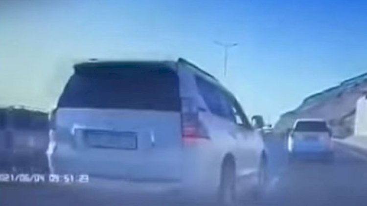    Bakıda sürücünün qarşısını kəsmək istəyənlər saxlanıldı - Video   